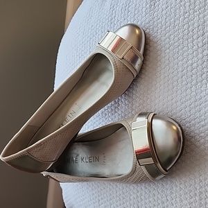 Women's Anne Klein iFlex Size 9M Gold Flats